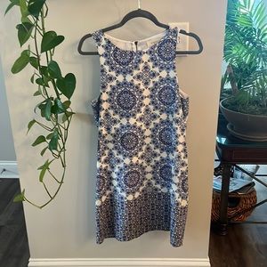 Blue/white sleeveless, lined, shift dress, Material: Polyester.